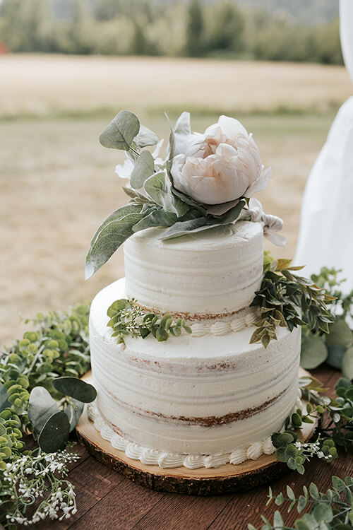 Wedding cake with flower